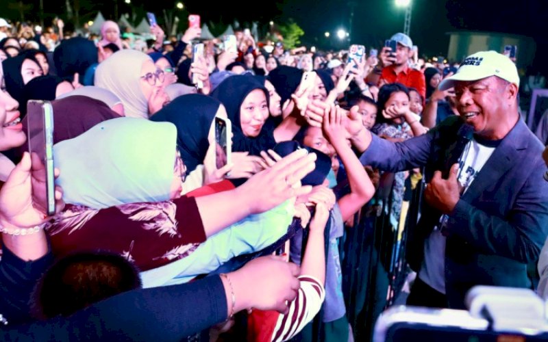 MERIAH. Bupati Bulukumba, Andi Muchtar Ali Yusuf, bersama pengunjung menikmati suasana kemeriahan penutupan Festival Pinisi XV 2025 di Anjungan Pantai Merpati Bulukumba, Sabtu (25/10/2025) malam. foto: istimewa