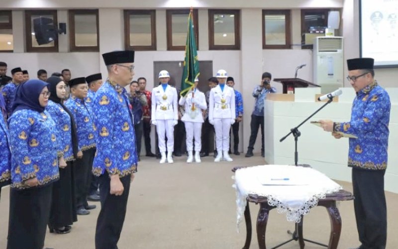 PENGUKUHAN. Sekda Provinsi Sulsel yang juga Ketua Korpri Provinsi Sulsel Jufri Rahman, mengukuhkan Sekda Kota Makassar Andi Zulkifly Nanda, resmi dikukuhkan sebagai Ketua Korpri Kota Makassar masa bakti 2022&ndash;2027 melalui prosesi Pergantian Antarwaktu (PAW) di Balai Kota Makassar, Kamis (2/10/2025). foto: istimewa