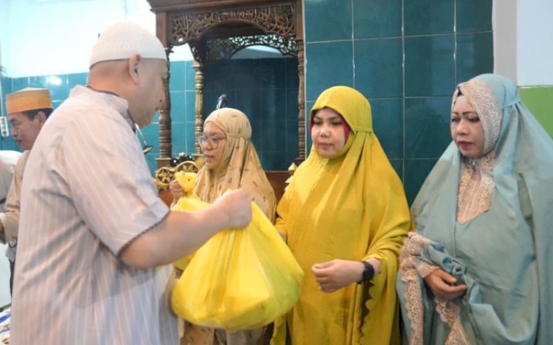 BANTUAN. Wali Kota Makassar, Munafri Arifuddin, menyerahkan bantuan sembako kepada warga usai Salat Subuh berjemaah di Masjid Haqqul Yaqin, Kelurahan Bara-baraya Utara, Kecamatan Makassar, Kota Makassar, Jumat (3/10/2025). foto: istimewa