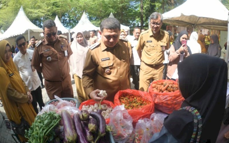 PENINJAUAN. Wali Kota Makassar, Munafri Arifuddin, meninjau Gerakan Pangan Murah (GPM) Serentak yang digelar Pemkot Makassar di salah satu titik GPM, Halaman Kantor Kecamatan Tamalate, Senin (13/10/2025). foto: istimewa
