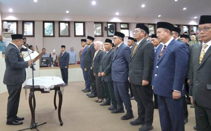PELANTIKAN. Wali Kota Makassar, Munafri Arifuddin, memimpin prosesi pelantikan jajaran Direksi BUMD Kota Makassar di Balai Kota Makassar, Selasa (7/10/2025). foto: istimewa