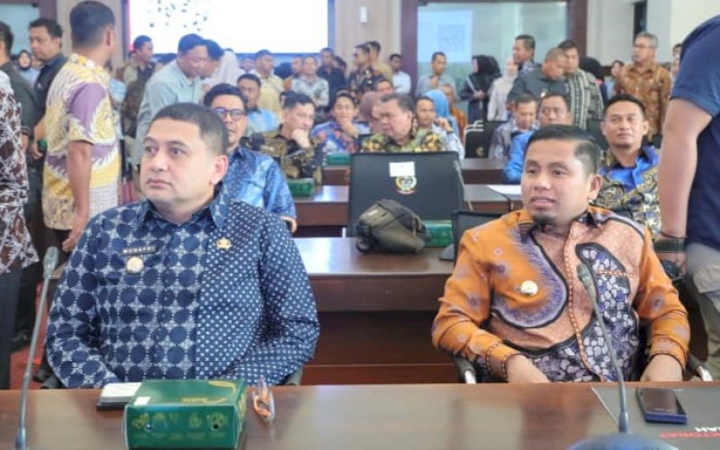 RAKOR. Wali Kota Makassar, Munafri Arifuddin (kiri), menghadiri Rapat Koordinasi Pemberantasan Korupsi Pemerintah Daerah Wilayah Sulsel 2025 di Kantor Gubernur Sulsel, Kamis (16/10/2025). foto: istimewa