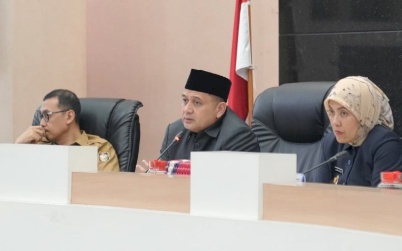 PIMPIN RAPAT. Wali Kota Makassar Munafri Arifuddin didampingi Wakil Wali Kota Makassar Aliyah Mustika Ilham dan Sekda Kota Makassar Andi Zulkifly Nanda memimpin rapat rapat koordinasi memantapkan persiapan menjelang perayaan Hari Ulang Tahun (HUT) Kota Makassar ke-418 di Balai Kota Makassar, Selasa (21/10/2025). foto: istimewa