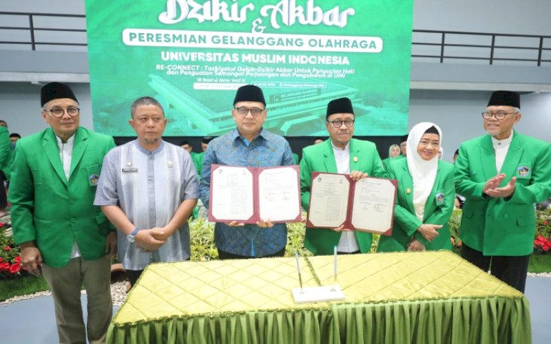 MOU. Wali Kota Makassar Munafri Arifuddin bersama Rektor UMI Hambali Thalib didampingi pengurus Yayasan Wakaf UMI memperlihatkan berkas nota kesepahaman (Memorandum of Understanding/MoU) usai penandatanganan di Kampus II UMI, Jl Urip Sumoharjo, Kota Makassar, Jumat (10/10/2025). foto: istimewa