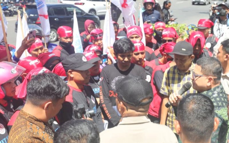SERAP ASPIRASI. Wali Kota Makassar, Munafri Arifuddin, menerima langsung perwakilan Federasi Serikat Pekerja Metal Indonesia (FSPMI) yang datang menyampaikan sejumlah tuntutan terkait penetapan Upah Minimum Kota (UMK) Makassar 2026 di Balai Kota Makassar, Kamis (30/10/2025). foto: istimewa