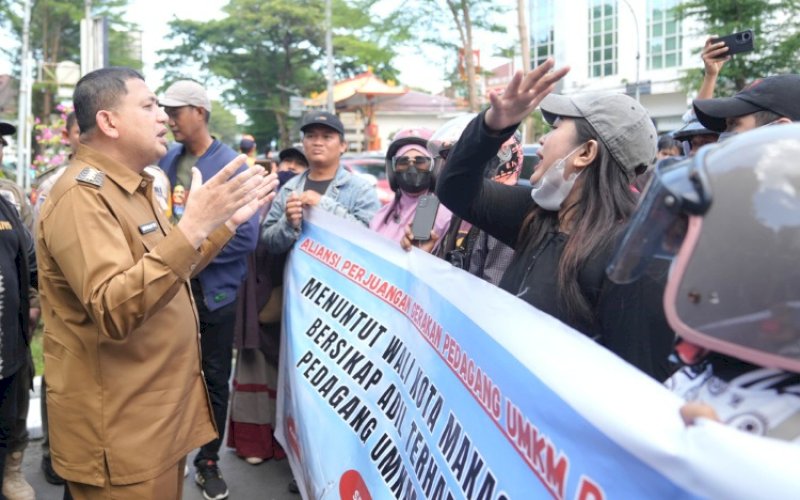 TERIMA ASPIRASI. Wali Kota Makassar, Munafri Arifuddin, menemui langsung pedagang Pantai Losari yang menggelar aksi di depan Balai Kota Makassar, Senin (13/10/2025). foto: istimewa