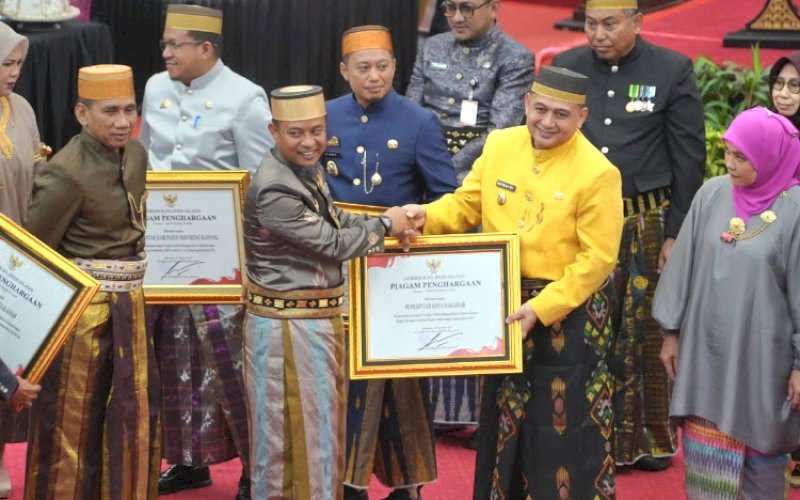 PENGHARGAAN. Gubernur Sulsel Andi Sudirman Sulaiman menyerahkan penghargaan kepada Wali Kota Makassar Munafri Arifuddin pada puncak perayaan peringatan Hari Jadi atau Hari Ulang Tahun (HUT) Sulsel ke-356, Minggu (19/10/2025). foto: istimewa