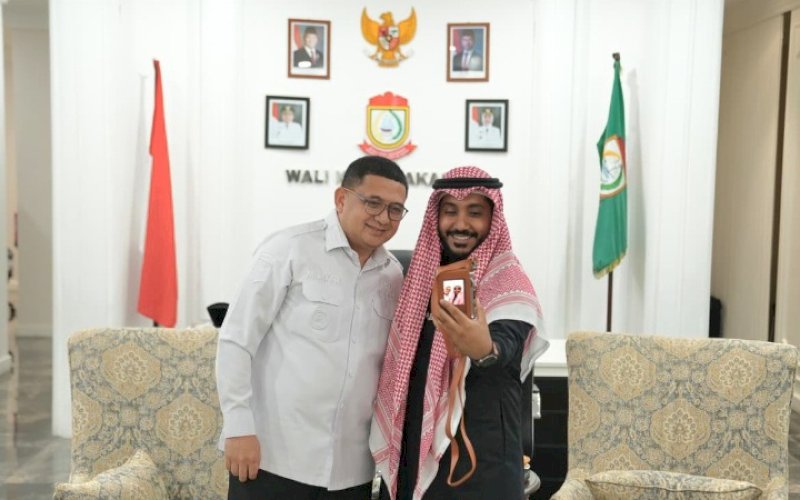 PERTEMUAN. Wali Kota Makassar Munafri Arifuddin menerima kunjungan CEO Iqro Arabiya Company Universitas Ummul Qura Mekah Syekh Abdullah Bawazir di Balai Kota Makassar, Rabu (29/10/2025). foto: istimewa