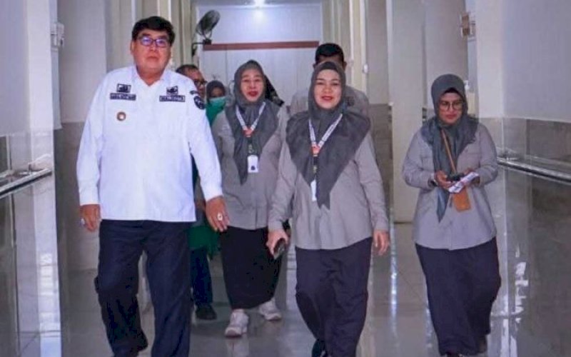 PENINJAUAN. Pj Wali Kota Parepare, Abdul Hayat Gani, melakukan kunjungan kerja ke RSUD Andi Makkasau untuk memantau pelaksanaan pelayanan kesehatan, Kamis (9/1/2025). foto: istimewa