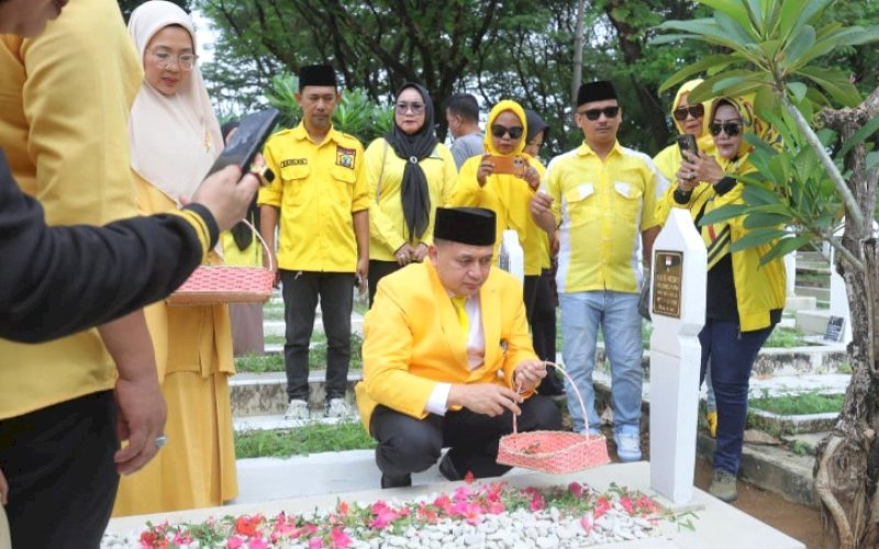 ZIARAH. Ketua DPD II Partai Golkar Kota Makassar, Munafri Arifuddin, memimpin langsung upacara ziarah dan tabur bunga dalam rangka memperingati HUT Partai Golkar ke-61 di Taman Makam Pahlawan (TMP) Panaikang, Kota Makassar, Senin (20/10/2025). foto: istimewa