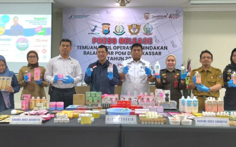 PRESS RELEASE. Kepala BBPOM Makassar, Yosef Dwi Irwan Prakasa Setiawan, saat press release temuan hasil operasi penindakan BBPOM Makassar di Kantor BBPOM Makassar, Senin (27/10/2025). foto: istimewa