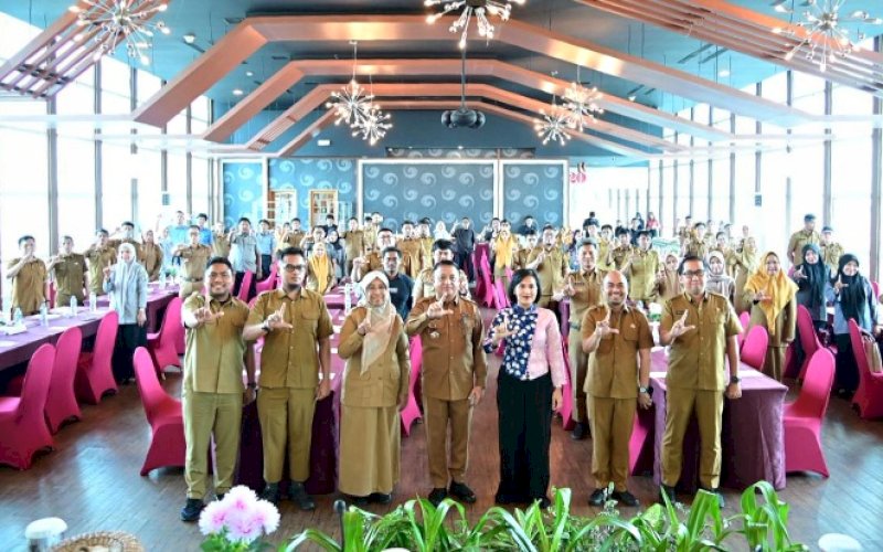 FGD. Diskominfo Kota Makassar menggelar Forum Group Discussion (FGD) bertema 'Kolaborasi OPD dalam Audit TIK dan Penetapan Standar Layanan Lontara+' di Hotel Aston Makassar, Senin (20/10/2025). foto: istimewa