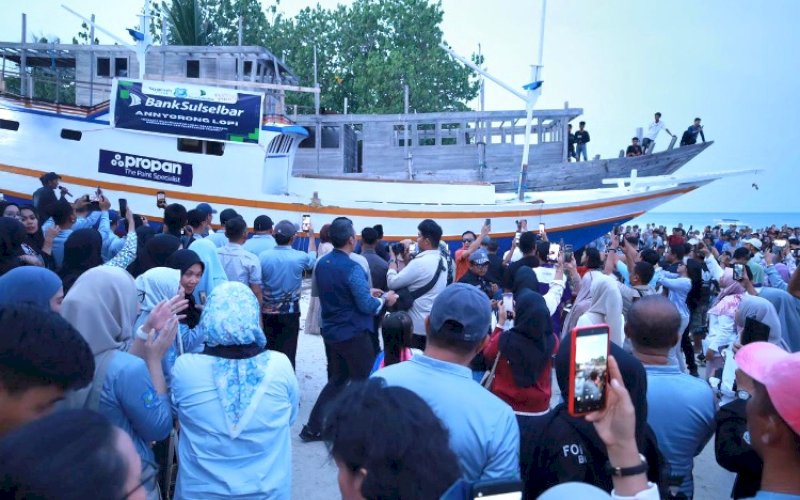FESTIVAL PINISI. Pembukaan Festival Pinisi Bulukumba XV 2025 ditandai ritual Annyorong Lopi atau peluncuran kapal ke laut di pesisir Pantai Mandala Ria, Desa Lembanna, Kecamatan Bonto Bahari, Bulukumba, Kamis (23/10/2025). foto: istimewa
