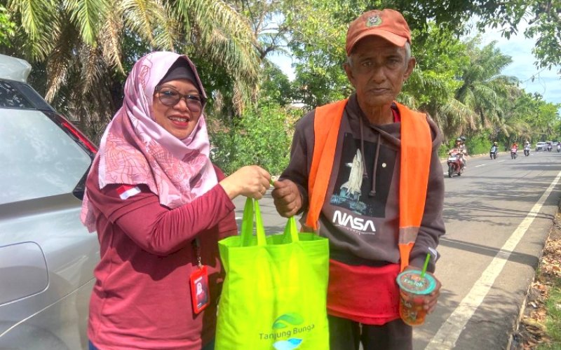 BERBAGI. PT Gowa Makassar Tourism Development Tbk (GMTD), pengembang kawasan terpadu Tanjung Bunga Makassar, memperlihatkan kepeduliannya terhadap masyarakat di sekitar kawasan Tanjung Bunga dengan membagikan puluhan paket sembako kepada warga yang membutuhkan, Jumat (31/10/2025). foto: istimewa