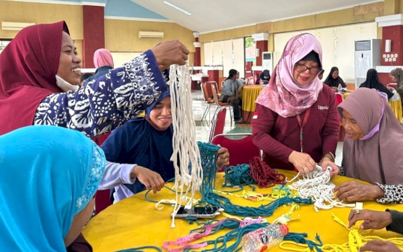 PELATIHAN. PT Gowa Makassar Tourism Development Tbk. (GMTD), menggelar Tanjung Bunga Berkarya (Tabung Karya) Vol. 2 dengan menghadirkan pelatihan macrame yang melibatkan 50 ibu rumah tangga yang sehari-harinya bertugas sebagai petugas kebersihan di kawasan Tanjung Bunga di Madrid Hall Akkarena, Selasa (21/10/2025). foto: istimewa