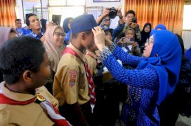 Tunaikan Janji Politik, Bupati Gowa Kembali Salurkan Seragam Sekolah Gratis