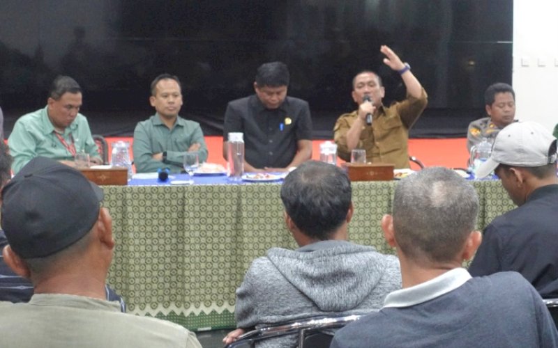 DIALOG. Bupati Luwu Timur, Irwan Bachri Syam, bersama manajemen PT Vale Indonesia Tbk menggelar sosialisasi dan dialog interaktif bersama masyarakat secara berkala untuk mempercepat pemulihan insiden kebocoran pipa minyak di Desa Lioka, Kecamatan Towuti, Luwu Timur. foto: istimewa