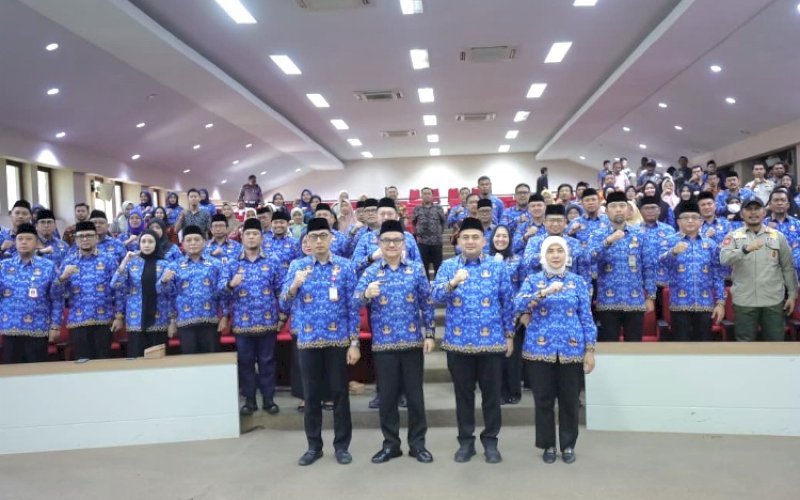 PENGUKUHAN. Sekda Provinsi Sulsel yang juga Ketua Korpri Provinsi Sulsel Jufri Rahman, mengukuhkan Sekda Kota Makassar Andi Zulkifly Nanda, sebagai Ketua Korpri Kota Makassar masa bakti 2022&ndash;2027 melalui prosesi Pergantian Antarwaktu (PAW) di Balai Kota Makassar, Kamis (2/10/2025). foto: istimewa