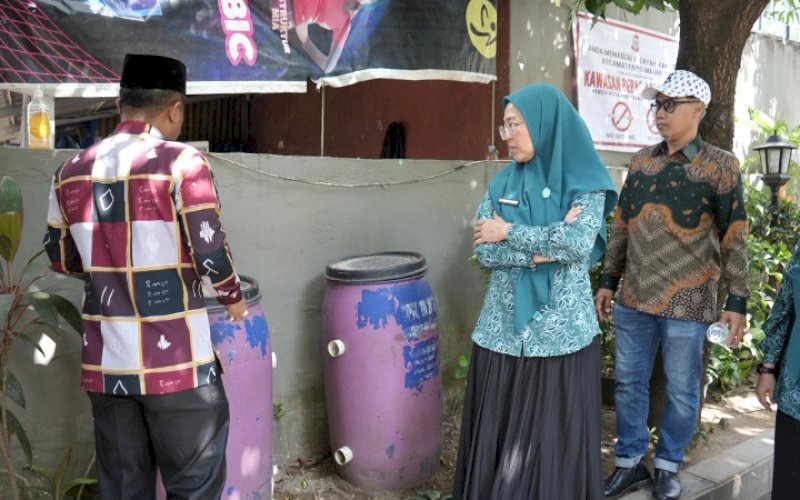 PENINJAUAN. Ketua Tim Penggerak PKK Kota Makassar, Melinda Aksa, meninjau langsung pengelolaan sampah yang dilakukan Kecamatan Mamajang, Kamis (16/10/2025). foto: istimewa