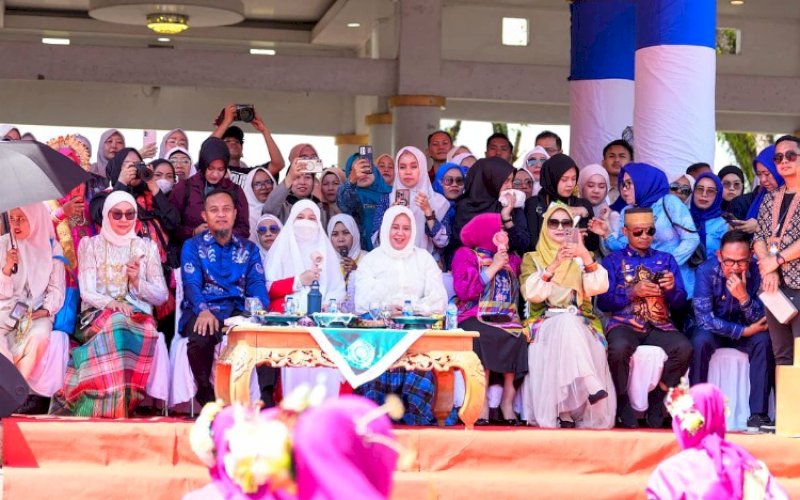 JAMBORE PKK. Ketua TP PKK Sulsel Naoemi Octarina didampingi Gubernur Sulsel Andi Sudirman Sulaiman saat menghadiri pembukaan Jambore TP PKK se-Sulsel 2025 di Lapangan Merdeka, Kabupaten Bone, Jumat (3/10/2025). foto: istimewa