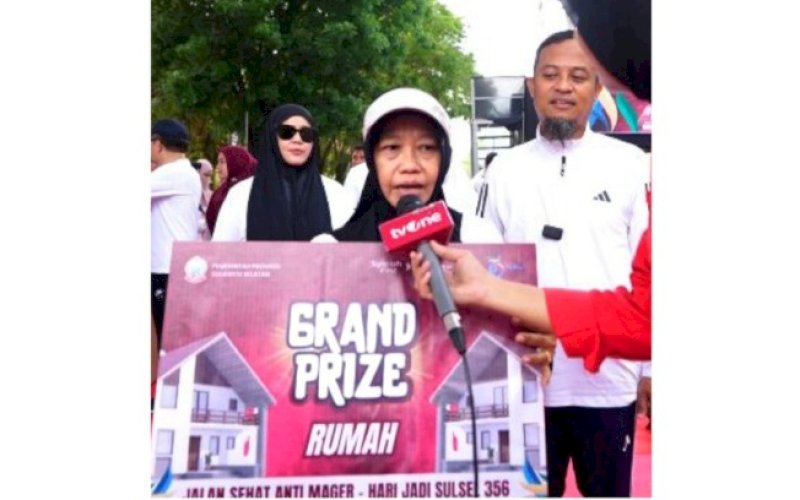 PEMENANG. Suriani Lori, seorang ibu rumah tangga, pemenang hadiah rumah Jalan Sehat Anti Mager Peringatan 356 Tahun Sulsel, Sabtu (18/10/2025). foto: istimewa