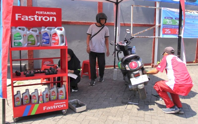 PROMO. Pertamina Lubricants Sales Region VII dan Pertamina Patra Niaga Regional Sulawesi guna menghadirkan promo dan layanan ekstra bagi pelanggan di SPBU 3&ndash;17 Oktober 2025. foto: istimewa