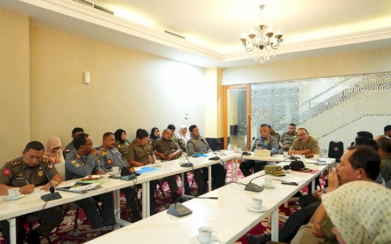 RAKOR. Rapat Koordinasi Satpol PP se-Sulsel yang digelar di Ruang Toraja, Kantor Gubernur Sulsel, Selasa (28/10/2025). foto: istimewa