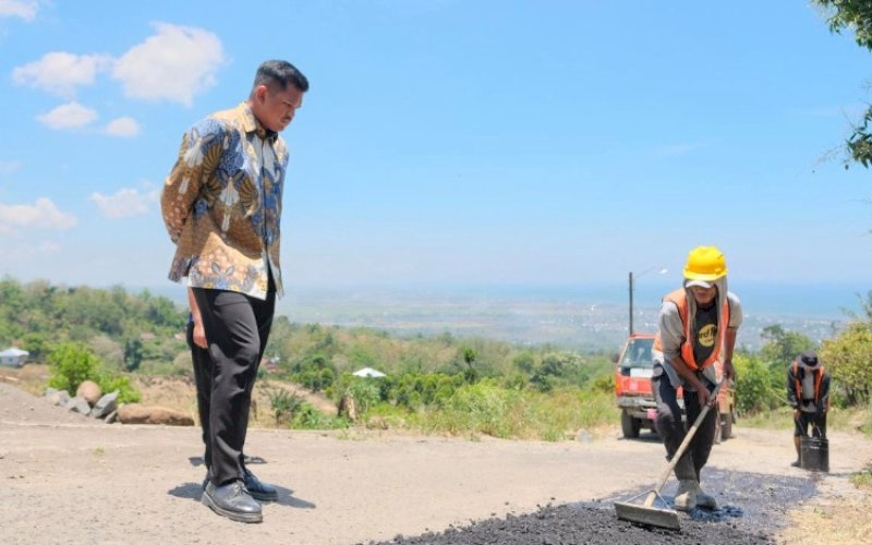 PENINJAUAN. Bupati Bantaeng, M Fathul Fauzy Nurdin, meninjau langsung perbaikan jalanan di Dusun Parampangi, Kecamatan Sinoa, Bantaeng, Kamis (2/10/2025). foto: istimewa