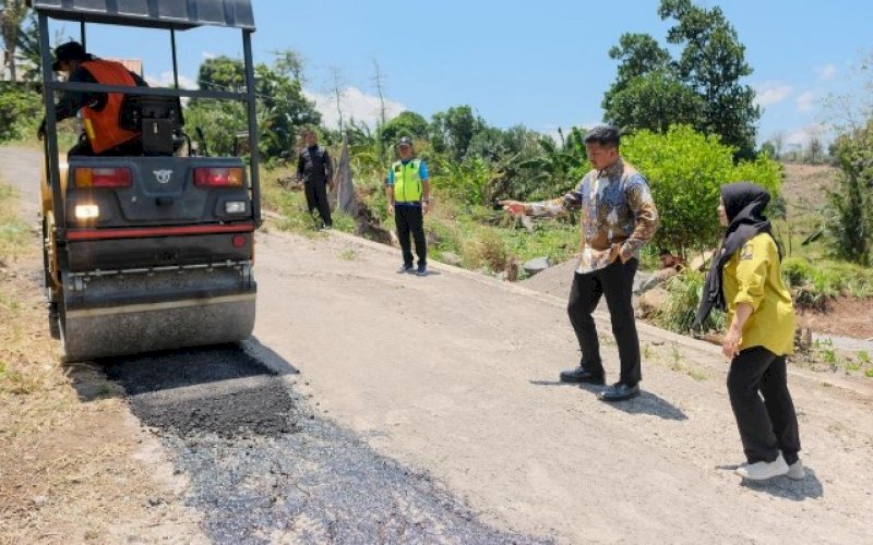 PENINJAUAN. Bupati Bantaeng, M Fathul Fauzy Nurdin, meninjau langsung perbaikan jalanan di Dusun Parampangi, Kecamatan Sinoa, Bantaeng, Kamis (2/10/2025). foto: istimewa