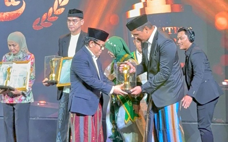 PENGHARGAAN. Bupati Bantaeng, M Fathul Fauzy Nurdin, menerima penghargaan Pesantren Award 2025 dari Kementerian Agama di Aula HM Rasjidi, Kemenag RI, Jakarta Pusat, Senin (20/10/2025) malam. foto: istimewa