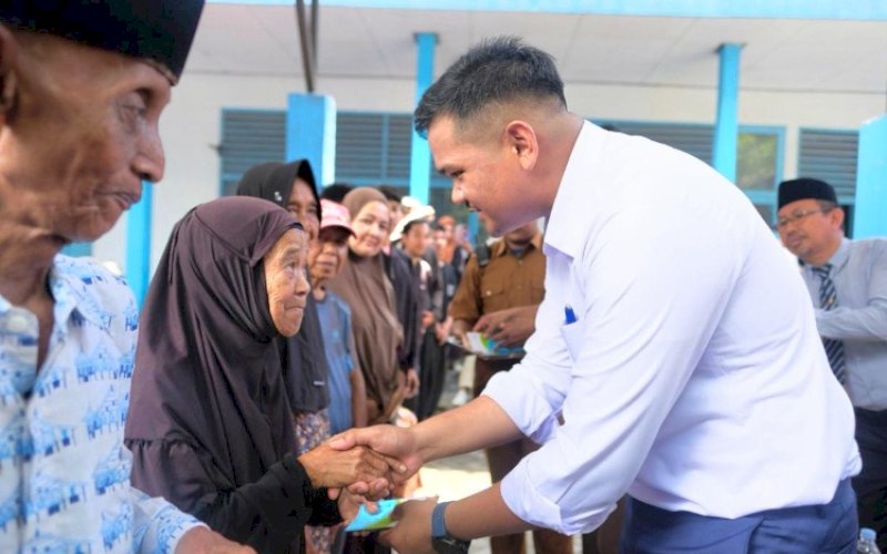 PENYERAHAN. Bupati Bantaeng, M Fathul Fauzy Nurdin, menyerahkan Bantuan Langsung Tunai (BLT) yang bersumber dari Dana Bagi Hasil Cukai Hasil Tembakau (DBH-CHT) kepada warga penerima manfaat di Halaman Kantor Dinas Sosial Kabupaten Bantaeng, Selasa (28/10/2025). foto: istimewa