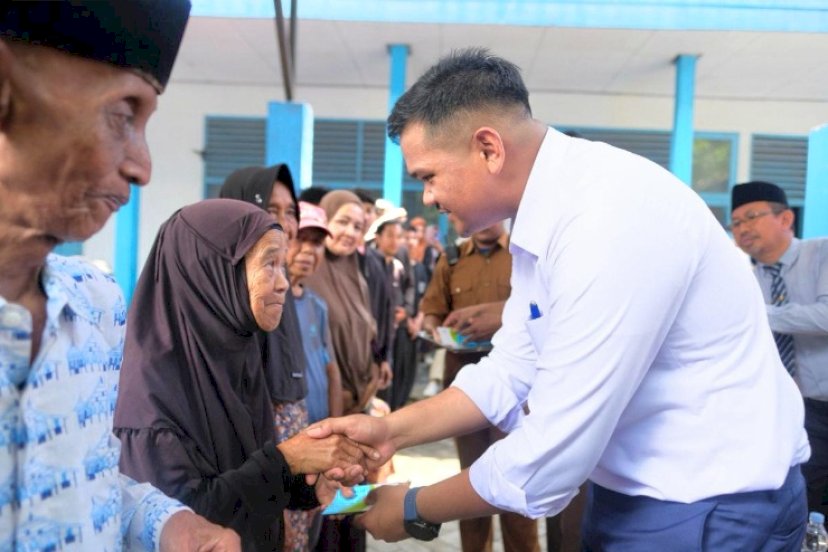 Uji Nurdin Serahkan Bantuan Langsung Tunai kepada Warga Penerima Manfaat - Pluz.id