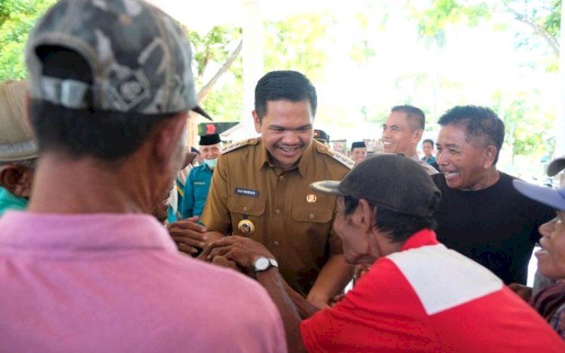PENYERAHAN. Bupati Bantaeng, M Fathul Fauzy Nurdin, menyerahkan Zakat, Infak, dan Sedekah (ZIS) kepada mustahik di Tribun Seruni Bantaeng, Selasa (14/10/2025). foto: istimewa
