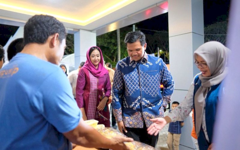 FESTIVAL LITERASI. Bupati Bantaeng M Fathul Fauzy Nurdin didampingi Ketua Tim Penggerak PKK sekaligus Bunda Literasi Kabupaten Bantaeng Gunya Paramasukhaputri saat menghadiri penutupan Festival Literasi Library Pop Up Fest di Halaman Perpustakaan Umum Daerah Buttatoa, Dinas Perpustakaan dan Kearsipan Bantaeng, Sabtu (25/10/2025) malam. foto: istimewa