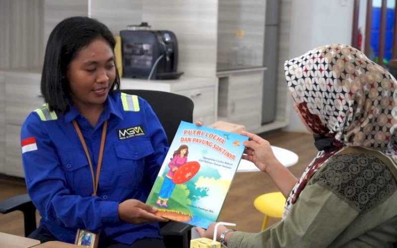 DONASI BUKU. PT Vale Indonesia Tbk (PT Vale), melakukan penyerahan donasi buku untuk anak-anak Loeha Raya, Blok Tanamalia ke pengelola Perpustakaan Jendela Dunia Desa Tokalimbo dilakukan di Kantor GFS, Sorowako, Luwu Timur, Sulsel, Senin (20/10/2025). foto: istimewa