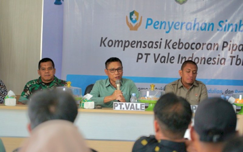 PEDULI. Bupati Luwu Timur Irwan Bachri Syam, didampingi Chief Operations and Infrastructure Officer (COIO) PT Vale Indonesia Tbk Abu Ashar melaksanakan 'Seremonial Penyerahan Simbolis Biaya Penanggulangan Dampak' kepada masyarakat terdampak di Aula Kantor Camat Towuti, Kamis (2/10/2025). foto: istimewa