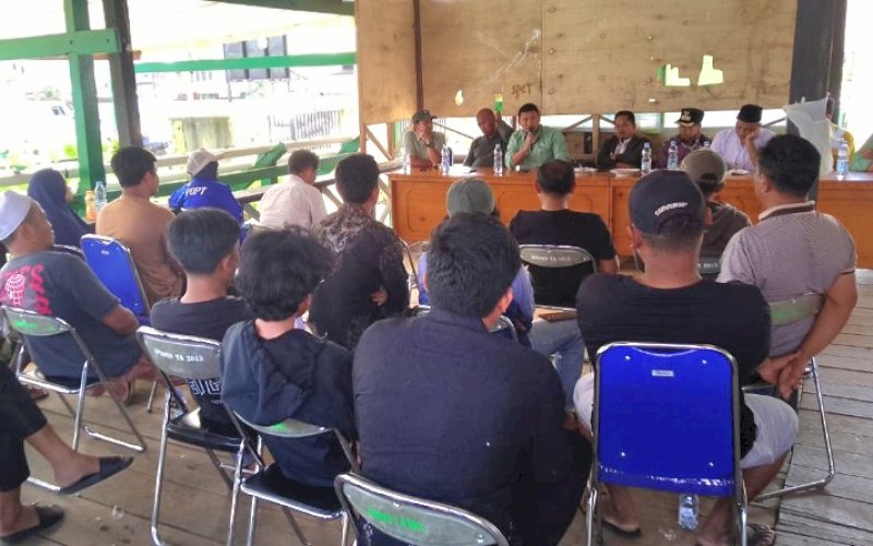 SOSIALISASI. PT Vale Indonesia Tbk (PT Vale) senantiasa membangun komunikasi yang efektif dengan masyarakat dan Pemkab Luwu Timur melalui sosialisasi dan pertemuan yang rutin digelar sebagai wujud tanggung jawab dari kejadian kebocoran pipa minyak di Towuti, Luwu Timur. foto: istimewa