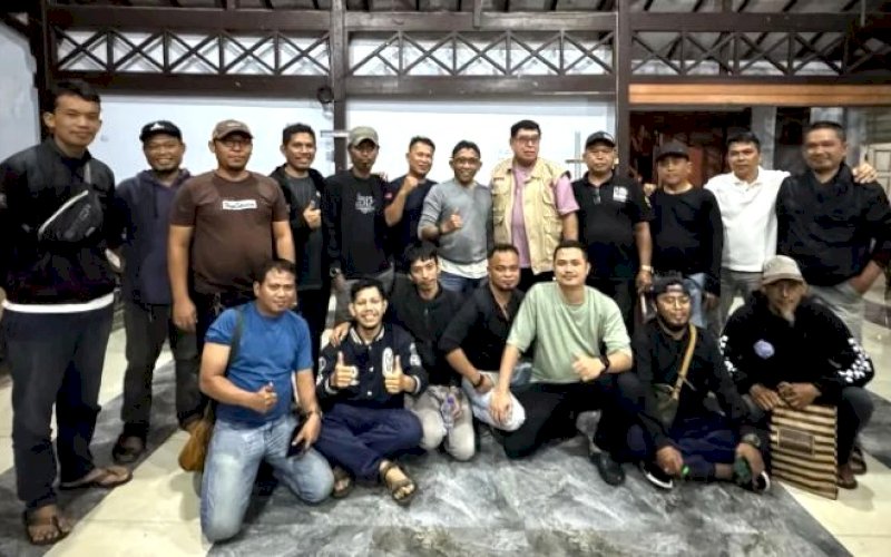 LOMBA DOMINO. Pj Wali Kota Parepare, Abdul Hayat Gani, bersama peserta urnalis Domino Competition digelar di Rumah Jabatan Wali Kota Parepare, Sabtu (8/2/2025) malam. foto: istimewa