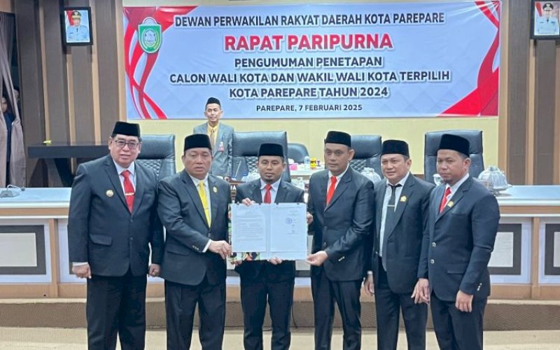PENETAPAN. Pj Wali Kota Parepare, Abdul Hayat Gani, menghadiri rapat paripurna pengumuman penetapan pasangan calon Wali kota dan Wakil Wali kota terpilih Kota Parepare 2024 yang dilaksanakan DPRD Kota Parepare di Ruang Rapat Paripurna DPRD Parepare, Jumat (7/2/2025). foto: istimewa