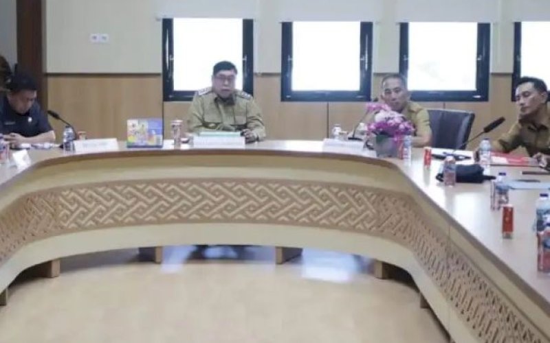 PIMPIN RAPAT. Pj Wali Kota Parepare, Abdul Hayat Gani, memimpin rapat Forum Koordinasi Pimpinan Daerah (Forkopimda) Parepare di Kantor Wali Kota Parepare, Senin (3/2/2025). foto: istimewa