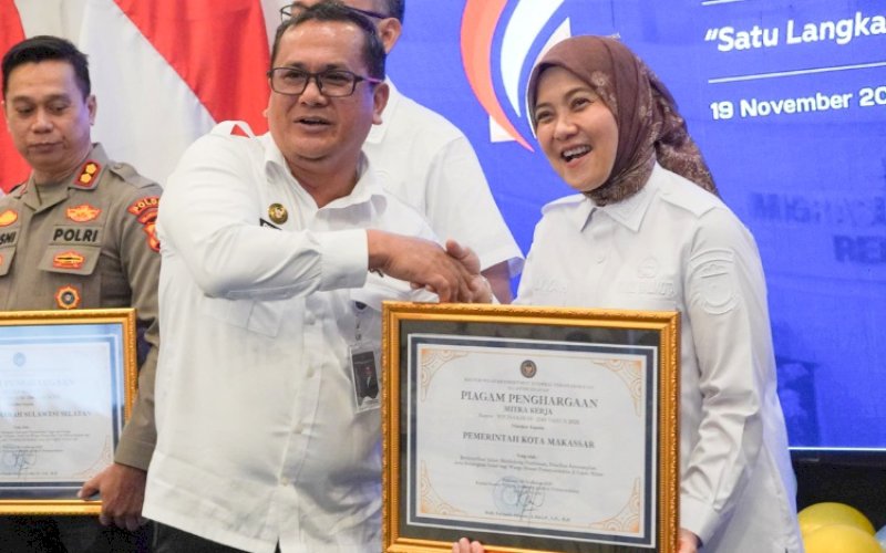 PENGHARGAAN. Wakil Wali Kota Makassar, Aliyah Mustika Ilham, menerima penghargaan di sela-sela Tasyakuran Hari Bakti Kementerian Imigrasi dan Pemasyarakatan (Kemenimipas) ke-1 Tahun 2025 di Aula Pancasila Kantor Wilayah Imipas Sulsel, Jl Sultan Alauddin, Kota Makassar, Rabu (19/11/2025). foto: istimewa
