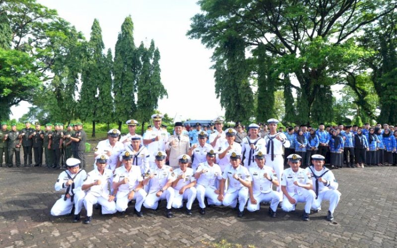 UPACARA. Gubernur Sulsel, Andi Sudirman Sulaiman, bersama peserta Upacara Peringatan Hari Kesehatan Nasional (HKN) ke-61 tahun 2025, yang mengusung tema Generasi Sehat, Masa Depan Hebat di Halaman Kantor Gubernur Sulsel, Kamis (20/11/2025). foto: istimewa