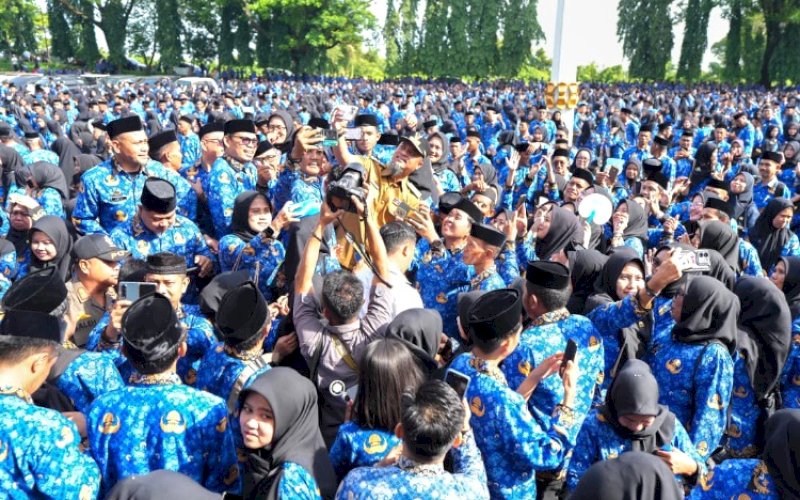 SWA FOTO. Gubernur Sulsel, Andi Sudirman Sulaiman, swa foto bersama sejumlah PPPK di sela-sela melantik 4.047 PPPK Tahap II dan Paruh Waktu di lingkup Pemprov Sulsel resmi di Lapangan Kantor Gubernur Sulsel, Senin (17/11/2025). foto: istimewa