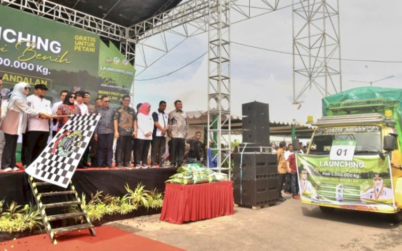 PELUNCURAN. Gubernur Sulsel, Andi Sudirman Sulaiman, resmi meluncurkan Program Mandiri Benih Padi Andalan Sulsel Tahun 2025 di Kawasan Center Point of Indonesia (CPI) Makassar, Minggu (16/11/2025). foto: istimewa