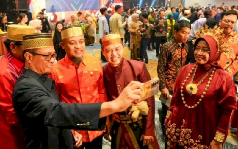 SWA FOTO. Gubernur Sulsel, Andi Sudirman Sulaiman, swa foto bersama tamu para peserta Mukernas dan HUT KKSS ke-49 di Hotel Claro Makassar, Sabtu (15/11/2025) malam. foto: istimewa