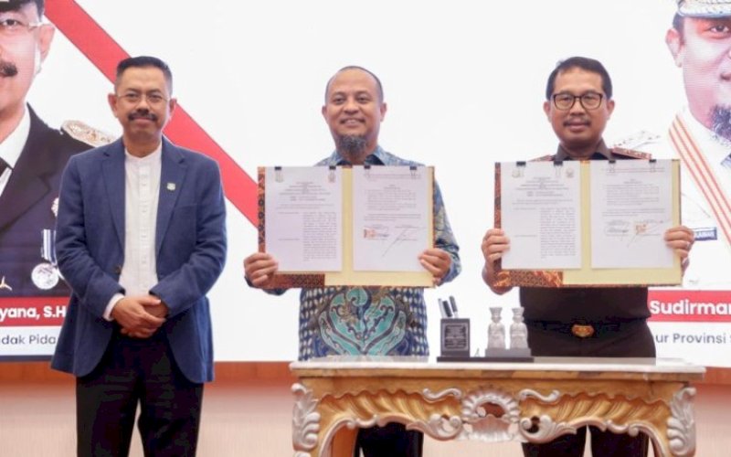 MOU. Gubernur Sulsel, Andi Sudirman Sulaiman, menandatangani Nota Kesepahaman (MoU) antara Pemprov Sulsel dan Kejati Sulsel terkait penerapan Undang-Undang Nomor 1 Tahun 2023 tentang KUHP, khususnya mengenai pelaksanaan pidana kerja sosial bagi pelaku tindak pidana di Aula Asta Cita, Rumah Jabatan Gubernur Sulsel, Kamis (20/11/2025). foto: istimewa