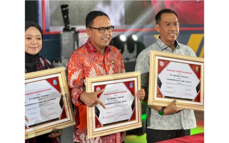 KERJA SAMA. Kepala Dinas Lingkungan Hidup dan Kehutanan Kabupaten Bulukumba, Andi Uke Indah Permatasari (kiri), mewakili Pemkab Bulukumba pada penandatanganan kesepakatan kerja sama antara Pemkab Bulukumba dengan PT Semen Tonasa di Auditorium Kantor Pusat PT Semen Tonasa di Kabupaten Pangkep, Jumat (31/10/2025). foto: istimewa