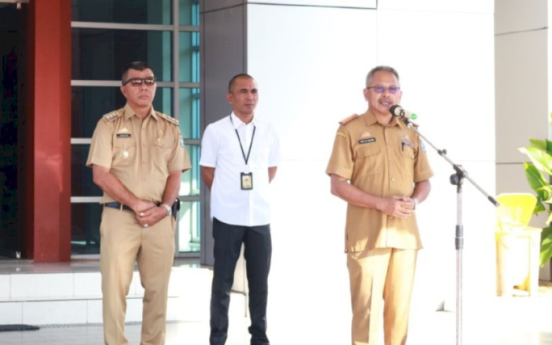 LAPORAN. Sekda Kabupaten Bulukumba Muh Ali Saleng didampingi Bupati Bulukumba Andi Muchtar Ali Yusuf pada Apel Gabungan OPD di halaman Kantor Bupati Bulukumba, Senin (3/11/2025). Ali Saleng menyampaikan hasil Rapat Koordinasi Sinkronisasi Program Kegiatan Kementerian/LPNK dengan Pemerintah Daerah Tahun 2025 yang dilaksanakan Kemendagri di Kampus IPDN Jatinangor, Provinsi Jawa Barat, pekan lalu. foto: istimewa
