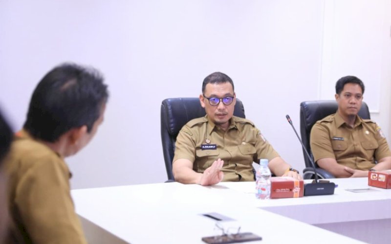 PEGAWAI TELADAN. Sekda Kota Makassar, Andi Zulkifly Nanda, saat menjadi salah satu juri dalam ajang Pemilihan Pegawai Teladan yang digelar dalam rangka HUT Kota Makassar ke-418 di Ruang Rapat Sekda, Kantor Balai Kota Makassar, Senin (3/11/2025). foto: istimewa