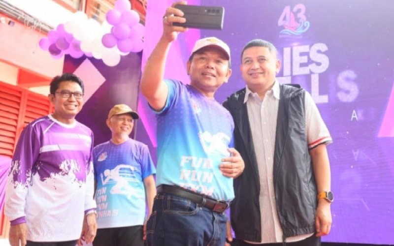 DIES NATALIS. Wali Kota Makassar, Munafri Arifuddin, menghadiri sekaligus memberikan sambutan pada Dies Natalis Fakultas Kesehatan Masyarakat (FKM) Universitas Hasanuddin (Unhas) ke-43 di Kampus Unhas Makassar, Sabtu (15/11/2025). foto: istimewa